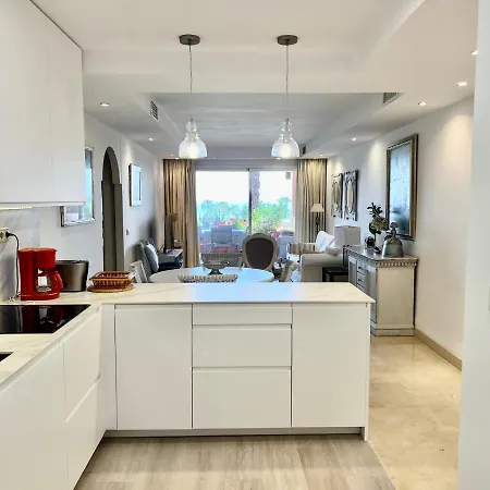 Golden Mile Oasis With Pool & Gym דירה